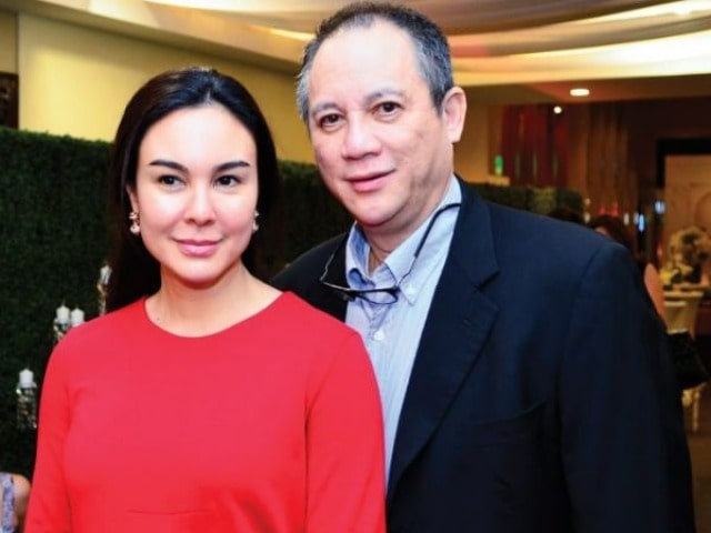 Antonio is wearing a blue shirt and Gretchen is wearing red dress.